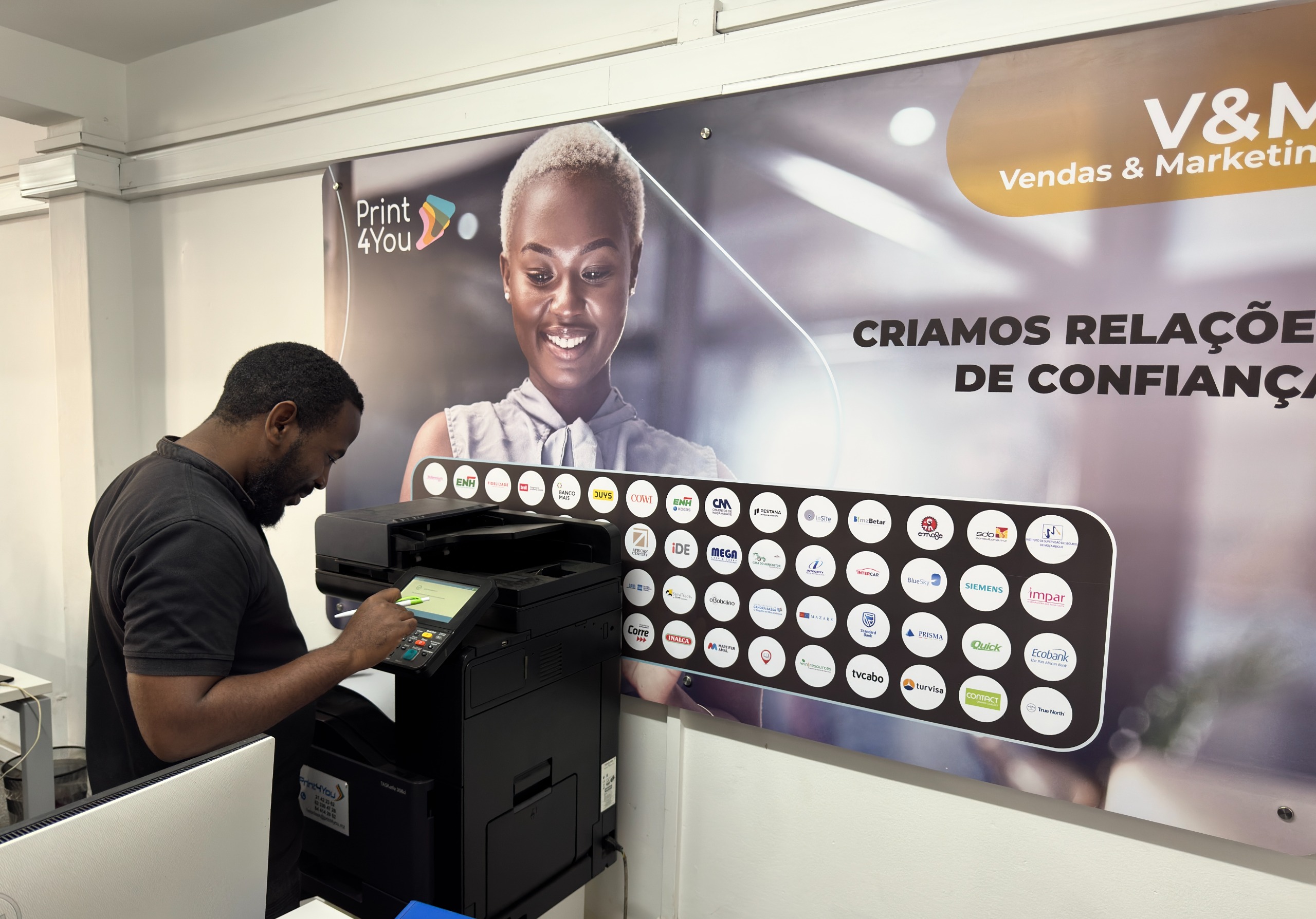 Técnico da Print4You a prestar assistência
